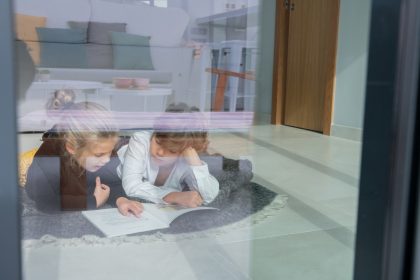 crianças atrás de uma janela