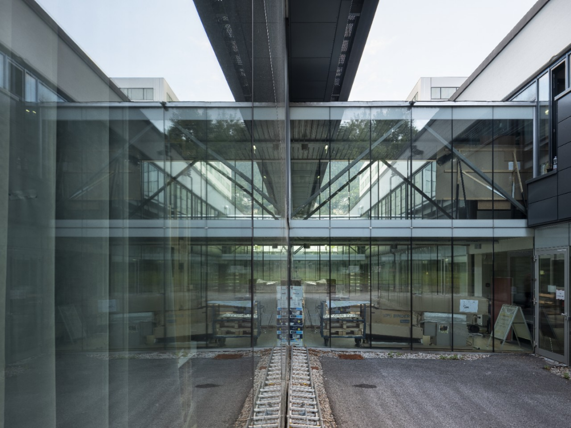 Comfort with high selectivity glass