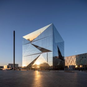 Curtain wall glass façade