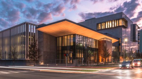 edifício envidraçado à noite