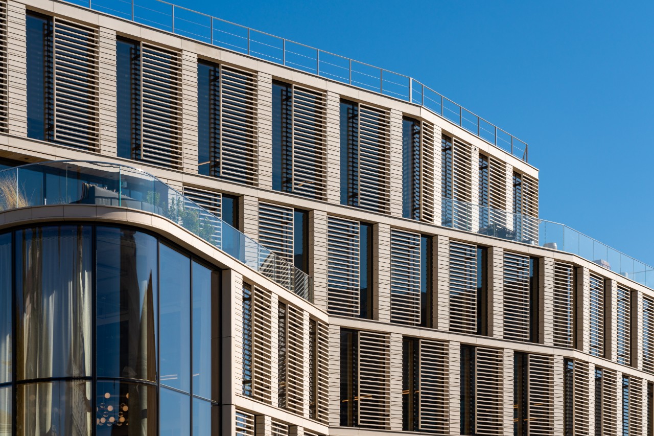 camera con vista sulle montagne attraverso il vetro